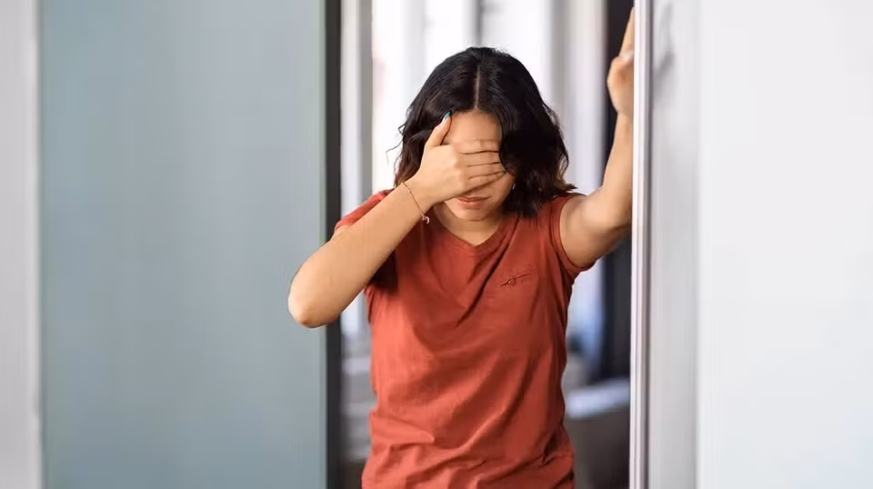  Mệt mỏi: Mệt mỏi là một trong những triệu chứng phổ biến nhất ở phụ nữ mắc hội chứng buồng trứng đa nang (PCOS). Ngoài cảm giác mệt mỏi kéo dài trong suốt cả ngày, tình trạng này còn khiến người bệnh gặp khó khăn trong việc tập trung, thay đổi tâm trạng và dễ bị đau đầu. Mệt mỏi có thể xuất phát từ sự mất cân bằng hormone hoặc rối loạn giấc ngủ, ví dụ như tình trạng ngưng thở khi ngủ do tắc nghẽn (OSA). Các nghiên cứu chỉ ra rằng phụ nữ mắc PCOS có khả năng mắc OSA cao gấp đôi so với những phụ nữ không mắc hội chứng này. Ảnh: Healthline.