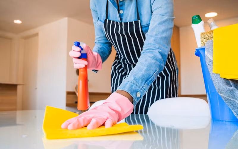 Chi giup viec goi dien cau xin toi cho quay lai lam viec