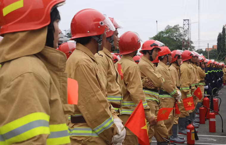 24 đội dân phòng đại diện cho 24 quận, huyện TPHCM và 12 đội PCCC cơ sở thuộc các công ty, doanh nghiệp hoạt động ở TPHCM…đã có mặt tham dự Hội thao Kỹ thuật chữa cháy và cứu nạn, cứu hộ.