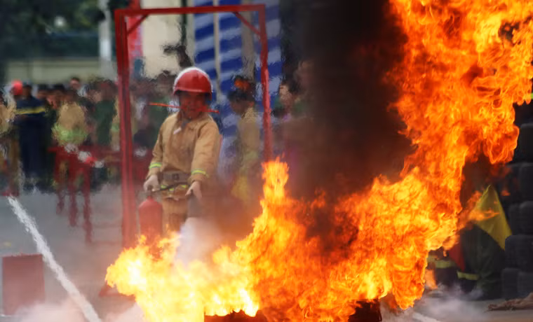 Các đội PCCC cơ sở thuộc các công ty, doanh nghiệp hoạt động ở TPHCM... tham dự Hội thao PCCC.