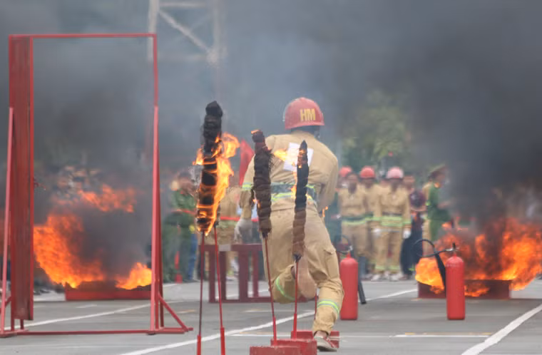 Đây là lực lượng gồm những người tham gia hoạt động PCCC, giữ gìn ANTT ở nơi cư trú. Hiện tại trên địa bàn toàn thành phố, đã thành lập lực lượng dân phòng theo chỉ đạo của UBND TPHCM với 1988 đội dân phòng, gần 21.000 đội viên.