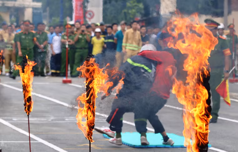 Cảnh sát PCCC cứu và đưa người mắc kẹt nhanh chóng rời khỏi đám cháy.