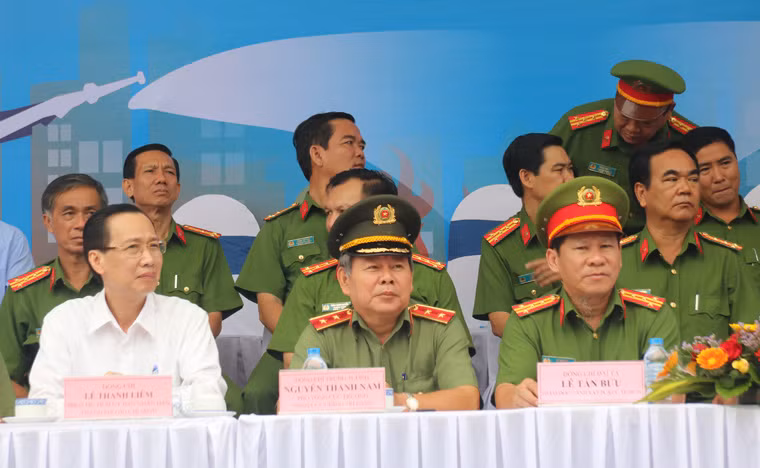 Đó là tình huống giả định tại Hội thao Kỹ thuật chữa cháy và cứu nạn - cứu hộ do UBND TP HCM và Cảnh sát PCCC tổ chức thực hiện. Trung tướng Nguyễn Thanh Nam (người ngồi giữa hàng đầu), Phó Tổng cục trưởng, Tổng Cục chính trị Công an nhân dân, đại diện Bộ Công an cùng Phó Chủ tịch UBND TPHCM Lê Thanh Liêm… đã đến tham dự Hội thao.