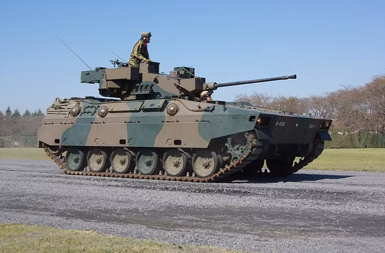 Type 89 nặng khoảng 27 tấn, dài 6,7m, rộng 3,2m, cao 2,5m, có thể chở kíp lái 3 người và 7 lính vũ trang. Hỏa lực gồm một pháo bắn nhanh 35mm KDE, 2 tên lửa chống tăng Type 79 Jyu-MAT và 2 đại liên 7,62mm Type 74. Type 89 có thể đạt tốc độ tối đa 70km/h, tầm hoạt động 400km với động cơ diesel 6SY31WA công suất 600 mã lực. Dẫu vậy, Type 89 vẫn còn khá mới, cũng như số lượng ít do đó khó có khả năng Nhật Bản rao bán loại này trong khi họ còn chưa tính tới phương án thay thế. Nguồn ảnh: Wikipedia