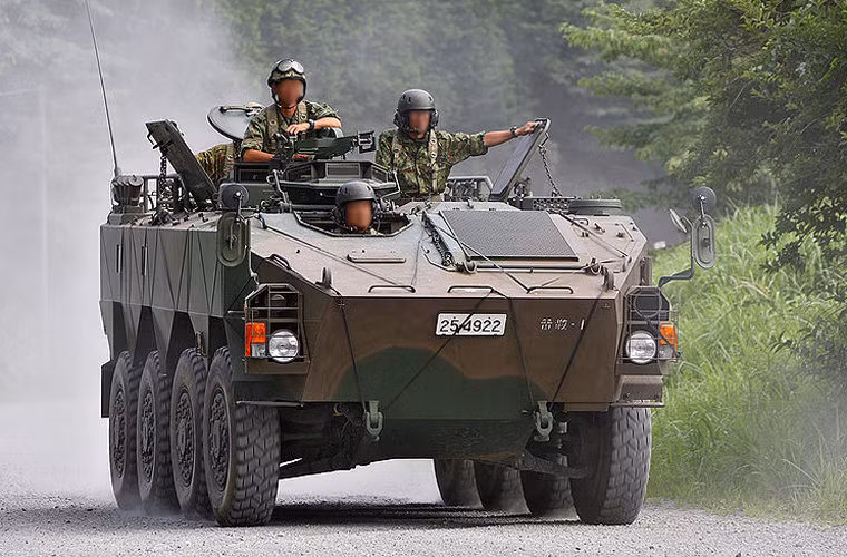 Mặc dù còn mới hơn cả Type 89 và Type 73, thế nhưng Nhật Bản cũng đang có ý định thay thế hoàn toàn dòng xe bọc thép chở quân Type 96 có giá đến 1,6 triệu USD được trang bị từ năm 1996 với số lượng 365 chiếc. Type 96 được xem là một trong những dòng xe bọc thép chở quân hiện đại nhất thế giới với nhiều tính năng tiên tiến. Nguồn ảnh: Wikipedia