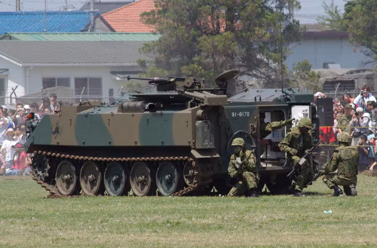 Xe thiết giáp Type 73 nặng 13,3 tấn, dài 5,8m, có hình dạng khá giống dòng xe M113 huyền thoại của Mỹ. Type 73 được trang bị một đại liên 12,7mm và một khẩu 7,62mm, tốc độ tối đa đạt 70km/h với dự trữ hành trình 300km. Type 73 chở được 9 binh sĩ cùng kíp lái 3 người. Nguồn ảnh: Wikipedia