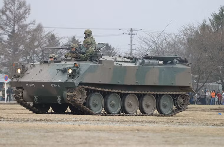 Trong khi đó, loại xe thiết giáp chở quân Type 73 xem ra khả thi cho việc cung cấp tới các nước Đông Nam Á hơn. Hiện JSDF được trang bị 338 chiếc xe thiết giáp loại này, được đưa vào trang bị từ năm 1973. Đến nay, Nhật Bản đang tính tới phương án thay thế Type 73 bằng phương tiện hiện đại hơn. Và việc bán bớt chúng đi có thể đem lại nguồn kinh phí cho việc phát triển, mua mới xe thiết giáp. Nguồn ảnh: Wikipedia