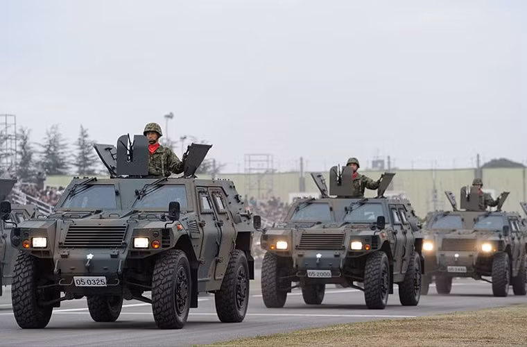 Dòng xe bọc thép hạng nhẹ Komatsu cũng có thể là ứng cử viên trong danh sách vũ khí đã qua sử dụng có thể bán ra nước ngoài. Có đến 1.889 chiếc đang phục vụ trong Lực lượng Phòng vệ Nhật Bản (JSDF) từ năm 2002 đến nay. Hỏa lực của Komatsu ngoài đại liên 12,7mm còn có thể mang tên lửa chống tăng Type 01 LMAT hoặc Type 87. Nguồn ảnh: Wikipedia