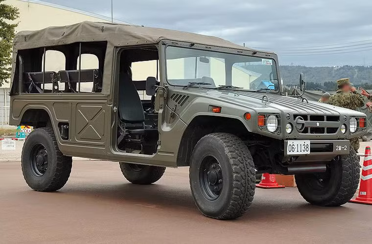 Xe đa dụng hạng nhẹ Toyota Mega Cruiser có tính năng đương mẫu Hummer H1 của Mỹ. Nó có thể dùng để chuyển bộ binh, kéo pháo cối hoặc làm khung bệ radar, hệ thống pháo phòng không - tên lửa tự hành... Nguồn ảnh: Wikipedia