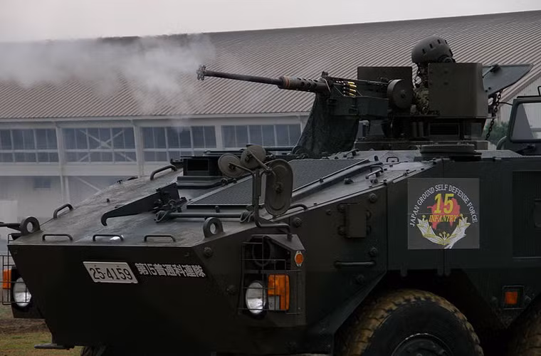 Type 96 nặng 14,6 tấn, dài 6,84m, chở được 8 binh sĩ cùng kíp lái 2 người. Chiếc xe được trang bị một đại liên 12,7mm cùng súng phóng lựu 40mm. Xe sử dụng động cơ diesel 360 mã lực cùng hệ truyền động 8x8 bánh cho phép đạt tốc độ tối đa đến 100km/h. Nguồn ảnh: Wikipedia