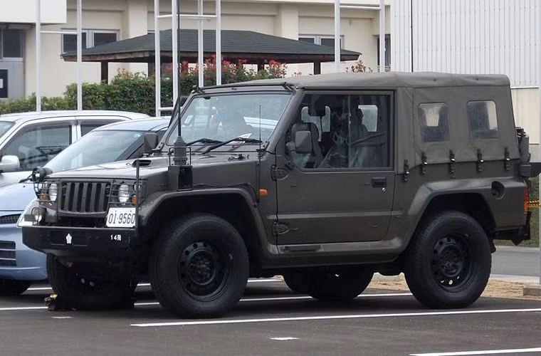 Hay là phiên bản Type 73 Shin được sản xuất từ năm 1996 có thể trang bị đại liên và tên lửa chống tăng. Nguồn ảnh: Wikipedia