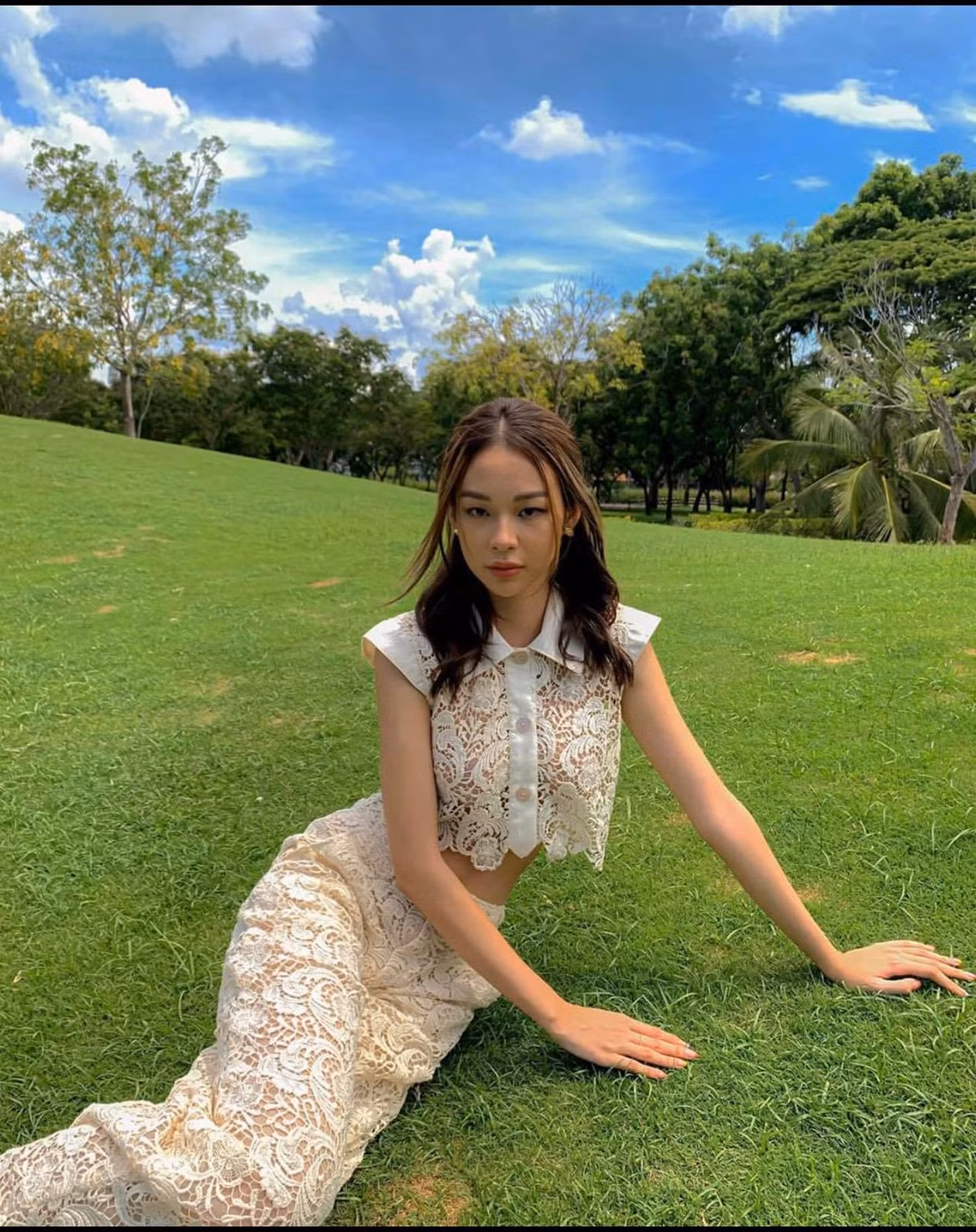 Thần thái sang chảnh cùng set ren thời thượng, trông cô nàng sang trọng như một nàng tiểu thư chính hiệu.