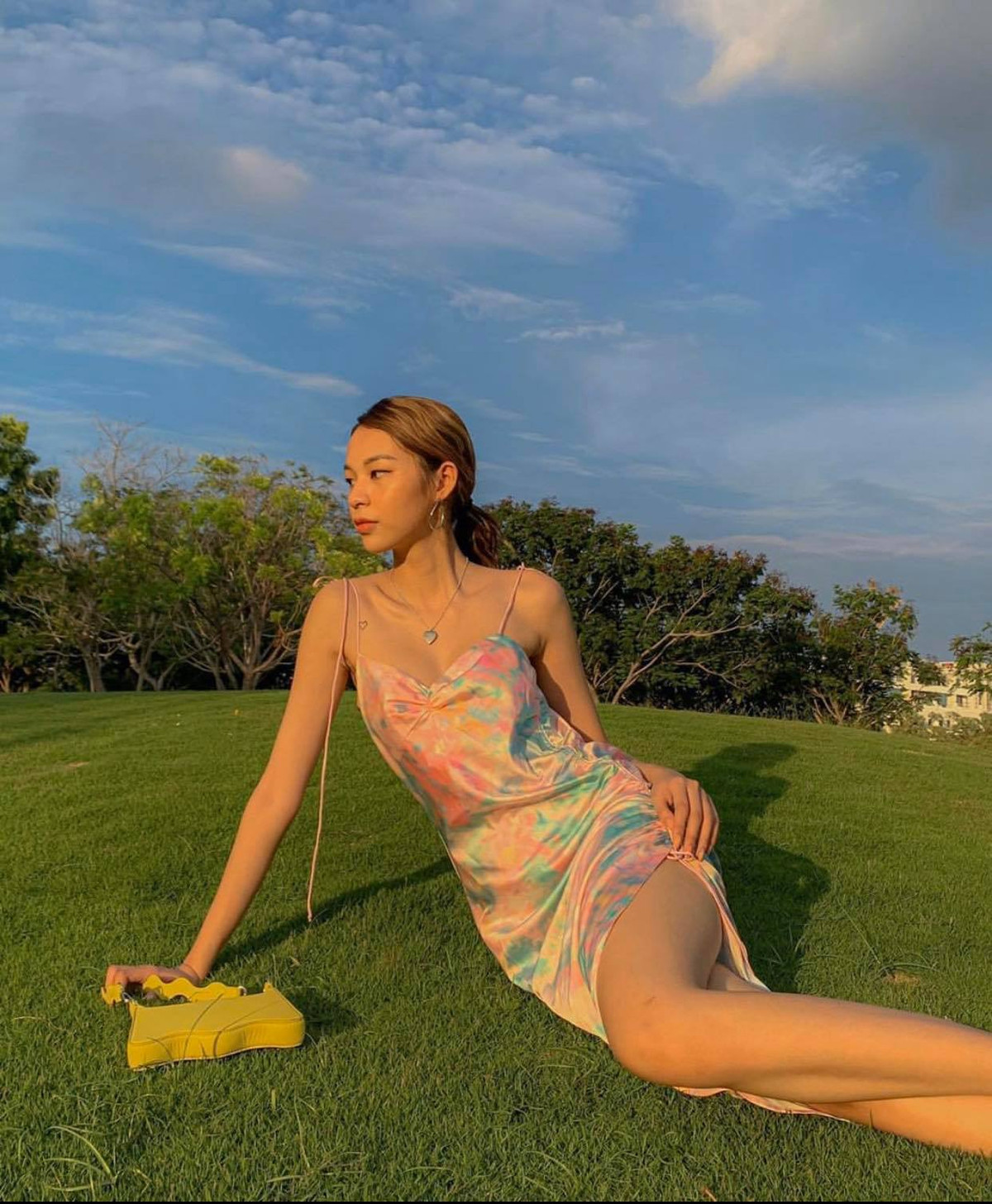 Tuy nhiên sau đó, cô nàng đã dần trở thành một fashionista đình đám trong làng mốt Việt với gu thời trang sang trọng đẳng cấp không đụng hàng.