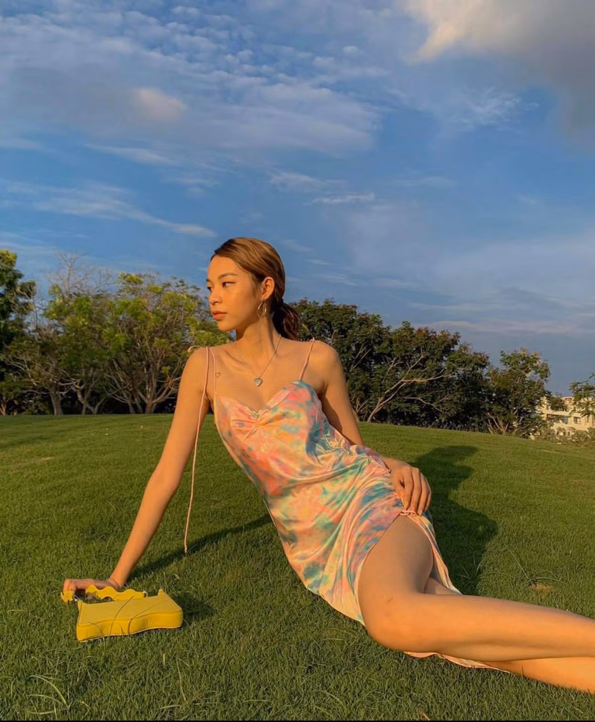 Tuy nhiên sau đó, cô nàng đã dần trở thành một fashionista đình đám trong làng mốt Việt với gu thời trang sang trọng đẳng cấp không đụng hàng.