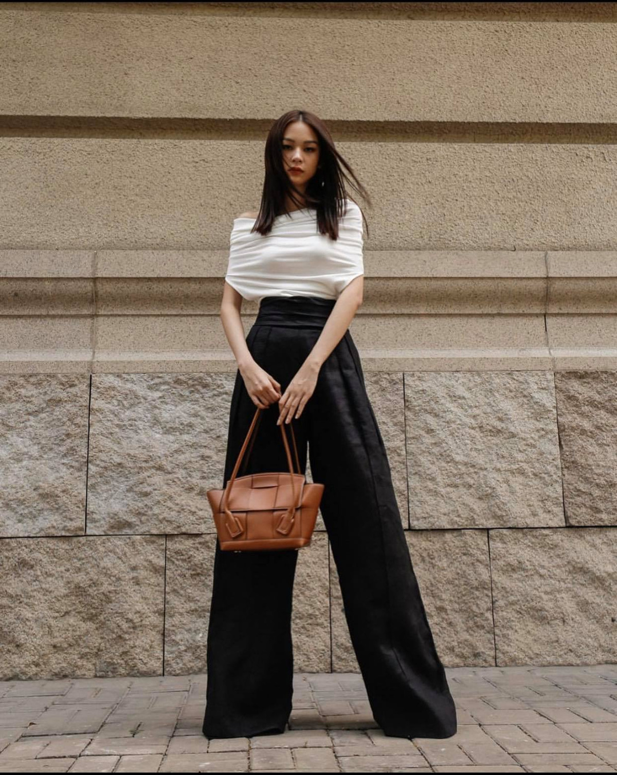 Với lợi thế thân hình cực chuẩn, diện quần suông rộng không hề bị nuốt người mà còn khiến đôi chân dài tít tắp.