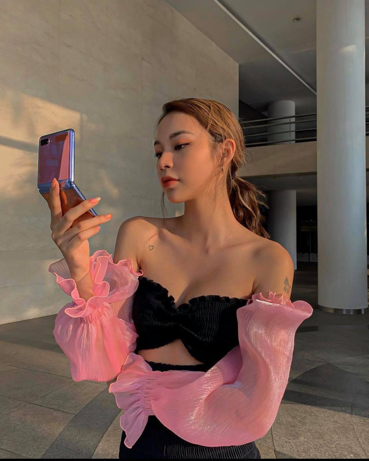 Cô nàng thường xuyên biến đường phố thành sàn diễn của mình, thoải mái thể hiện khả năng mix&amp;match thời trang độc đáo.