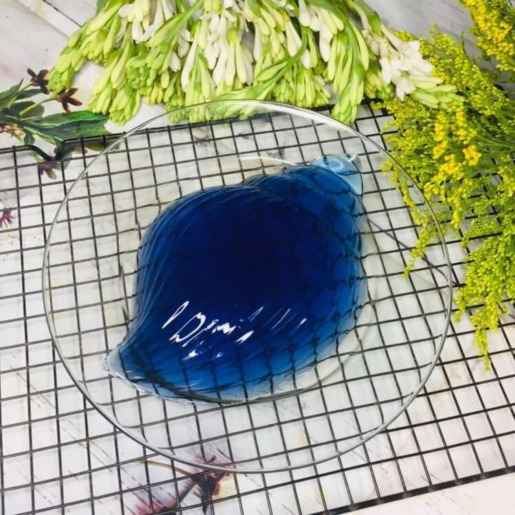  Đậu biếc hay còn gọi là đậu hoa tím là cây thân leo, sống nhiều năm, thường được trồng làm giàn hoa quanh nhà hoặc hàng rào để trang trí.