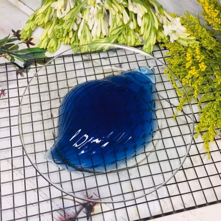  Đậu biếc hay còn gọi là đậu hoa tím là cây thân leo, sống nhiều năm, thường được trồng làm giàn hoa quanh nhà hoặc hàng rào để trang trí.