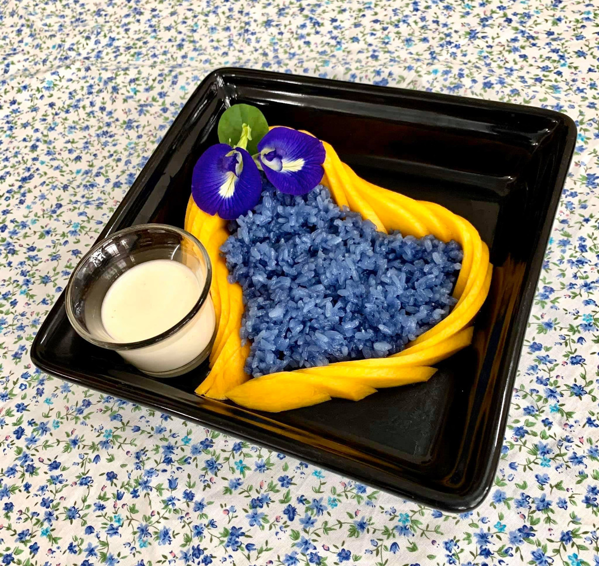 Tuy nhiên, nhưng trường hợp mang thai, đến kì kinh nguyệt, hay dùng thuốc chống đông máu cần hạn chế sử dụng hoa đậu biếc.