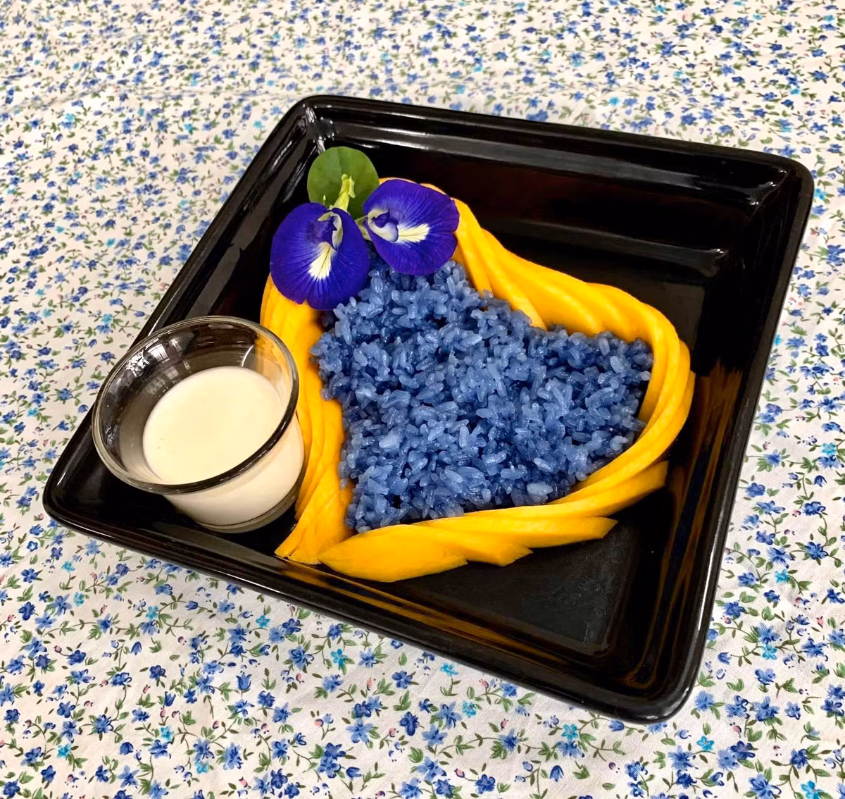 Tuy nhiên, nhưng trường hợp mang thai, đến kì kinh nguyệt, hay dùng thuốc chống đông máu cần hạn chế sử dụng hoa đậu biếc.