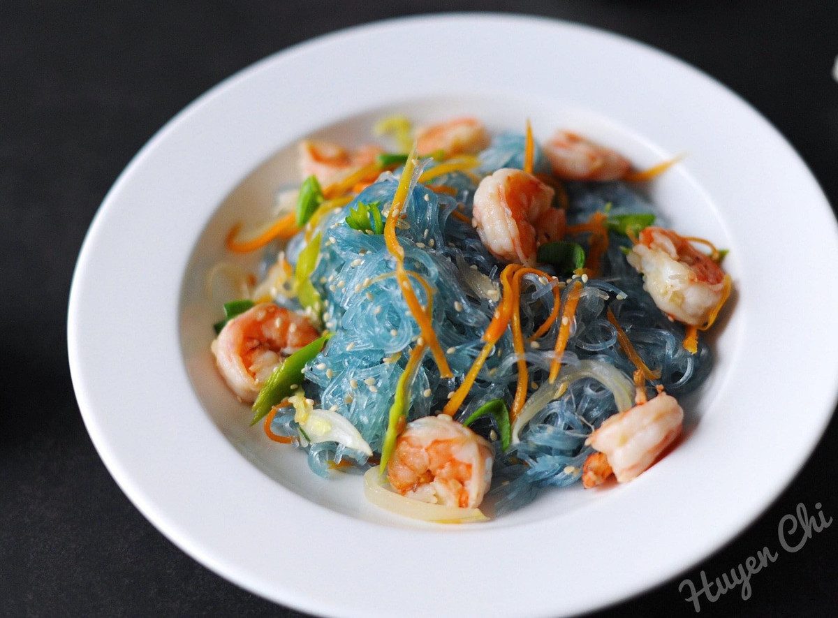 Độc đáo món miến xanh làm từ hoa đậu biếc.