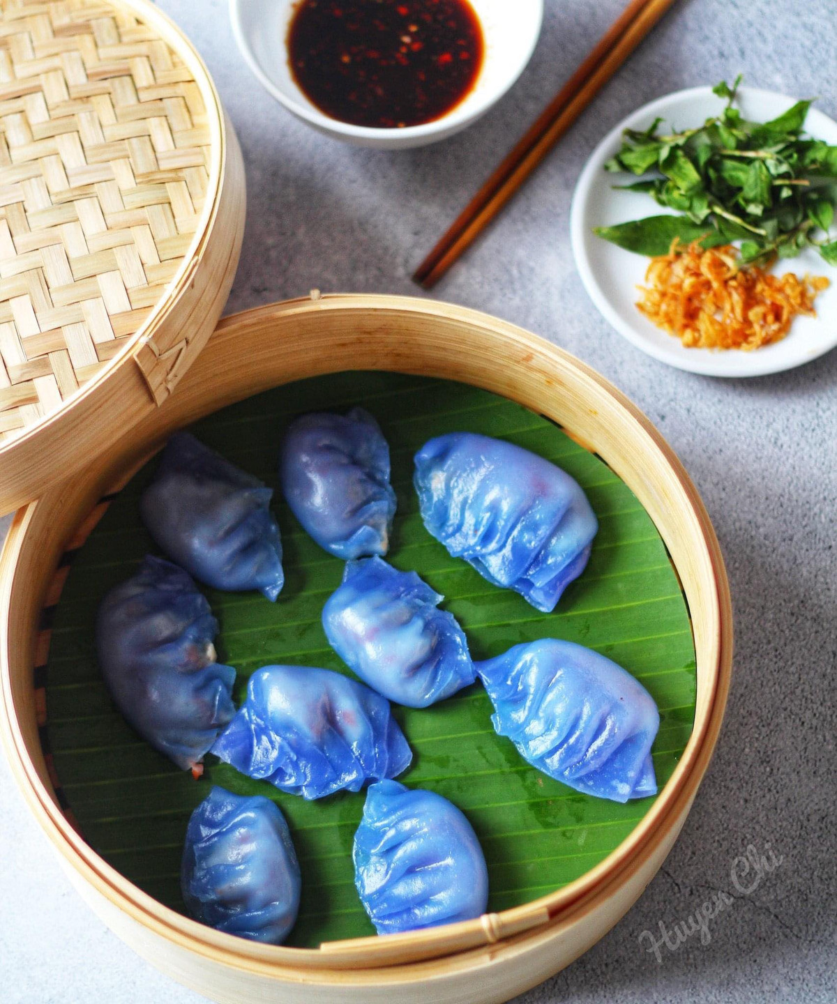 Làm vỏ há cảo bằng hoa đậu biếc được thành phẩm tuyệt vời như thế này đây.