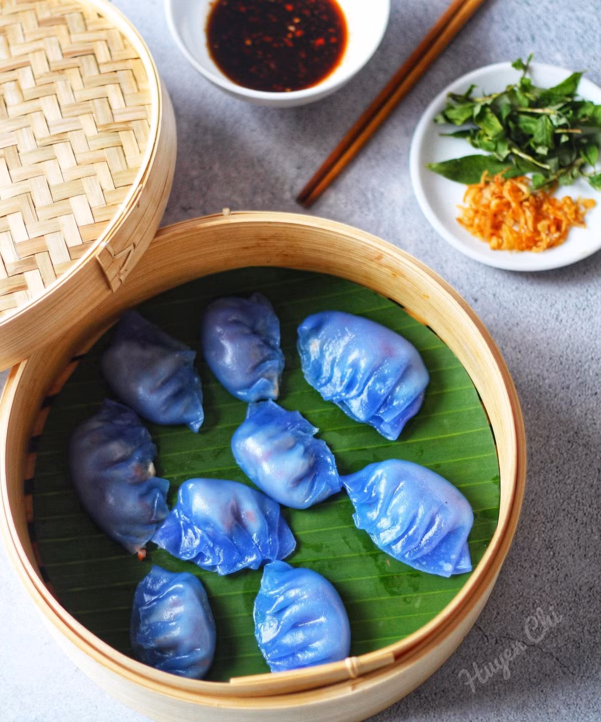 Làm vỏ há cảo bằng hoa đậu biếc được thành phẩm tuyệt vời như thế này đây.