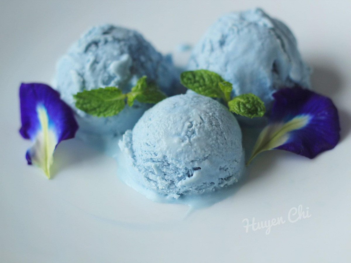 Kem hoa đậu biếc màu sắc tự nhiên, tốt cho sức khỏe giải nhiệt mùa hè.