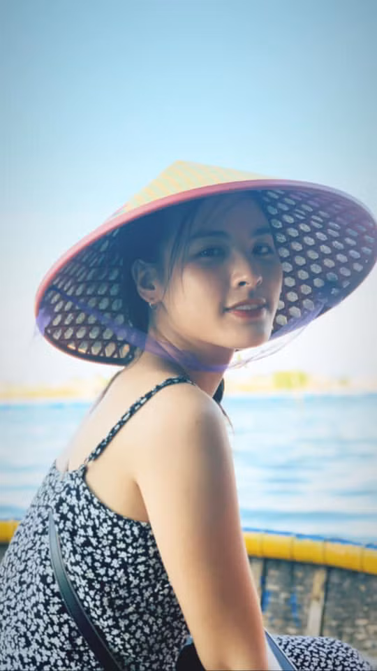 Quỳnh Nga ít khi cập nhật hình ảnh của mình trên mạng xã hội, có thể thấy đây là cô gái có phong cách vô cùng giản dị và nhẹ nhàng.