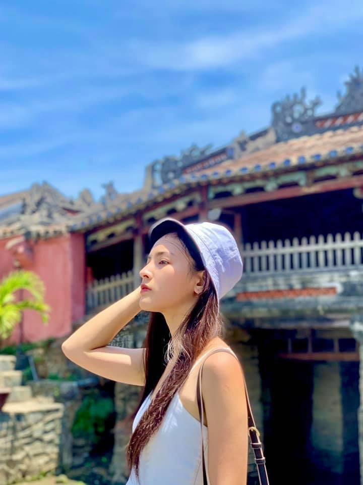 Khi đi du lịch, nữ MC cũng lựa chọn váy nhẹ nhàng, nữ tính.