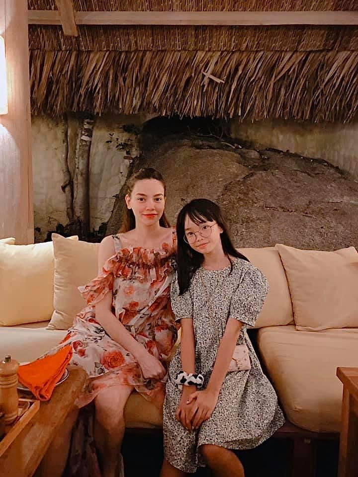 Những bức hình chụp với fan cũng lộ rõ gu thời trang thay đổi rõ ràng của nữ ca sĩ.