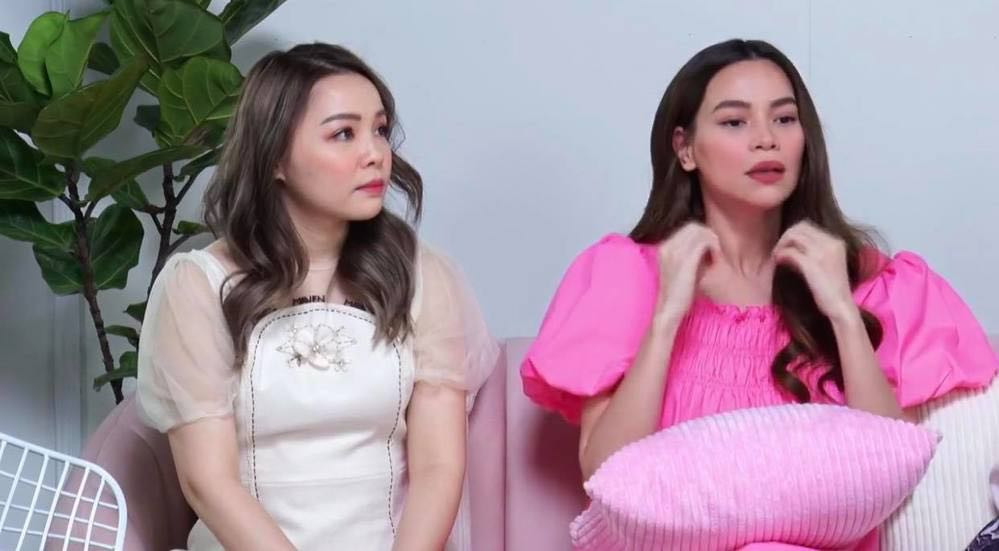 Trong một buổi livestream với fan, dù đã diện chiếc váy hồng rộng rãi, Hà Hồ vẫn khéo léo giữ chiếc gối trước bụng suốt buổi để che đi vòng hai. Các fan hâm mộ đang rất hóng những hình ảnh của mẹ bầu hot nhất nhì Vbiz trong thờ gian tới.