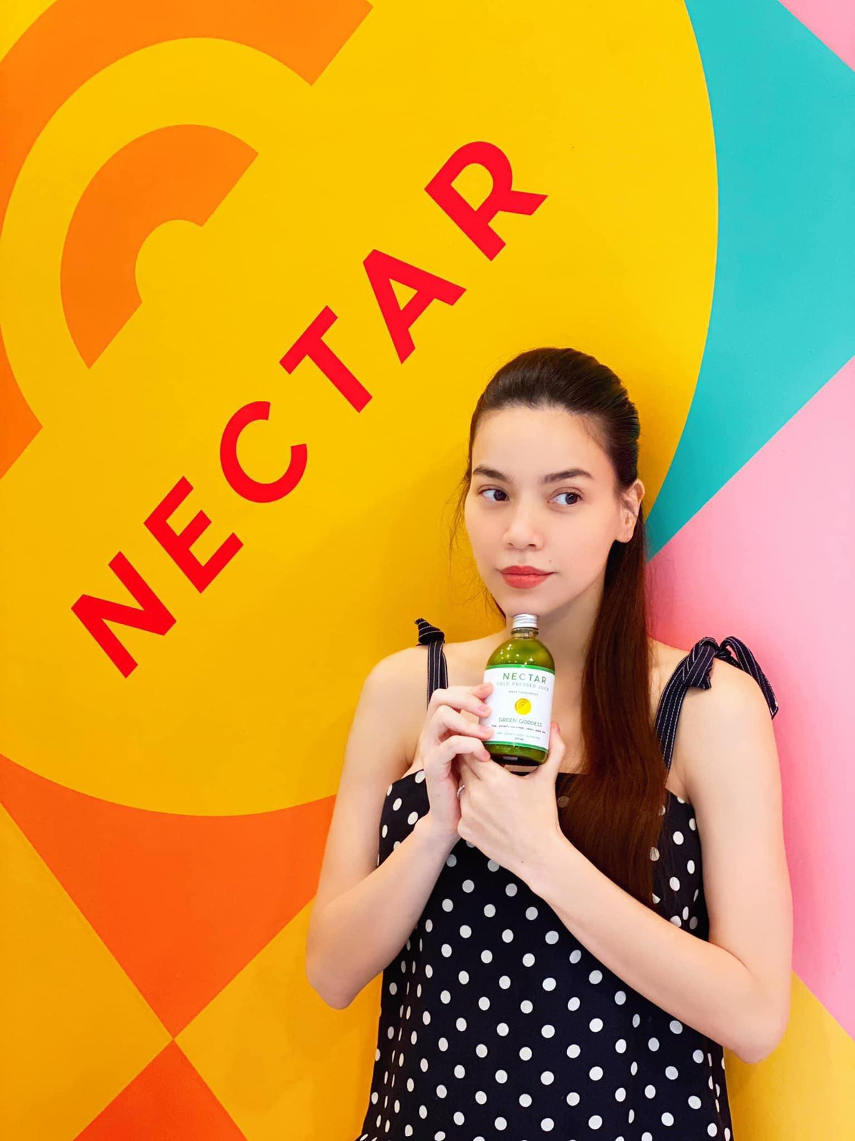 Chiếc váy chấm bi rộng rãi cũng không che được thân hình đã có phần mập hơn trước của nữ ca sĩ. Phần tay và vai mập lên rất ra dáng mẹ bầu.