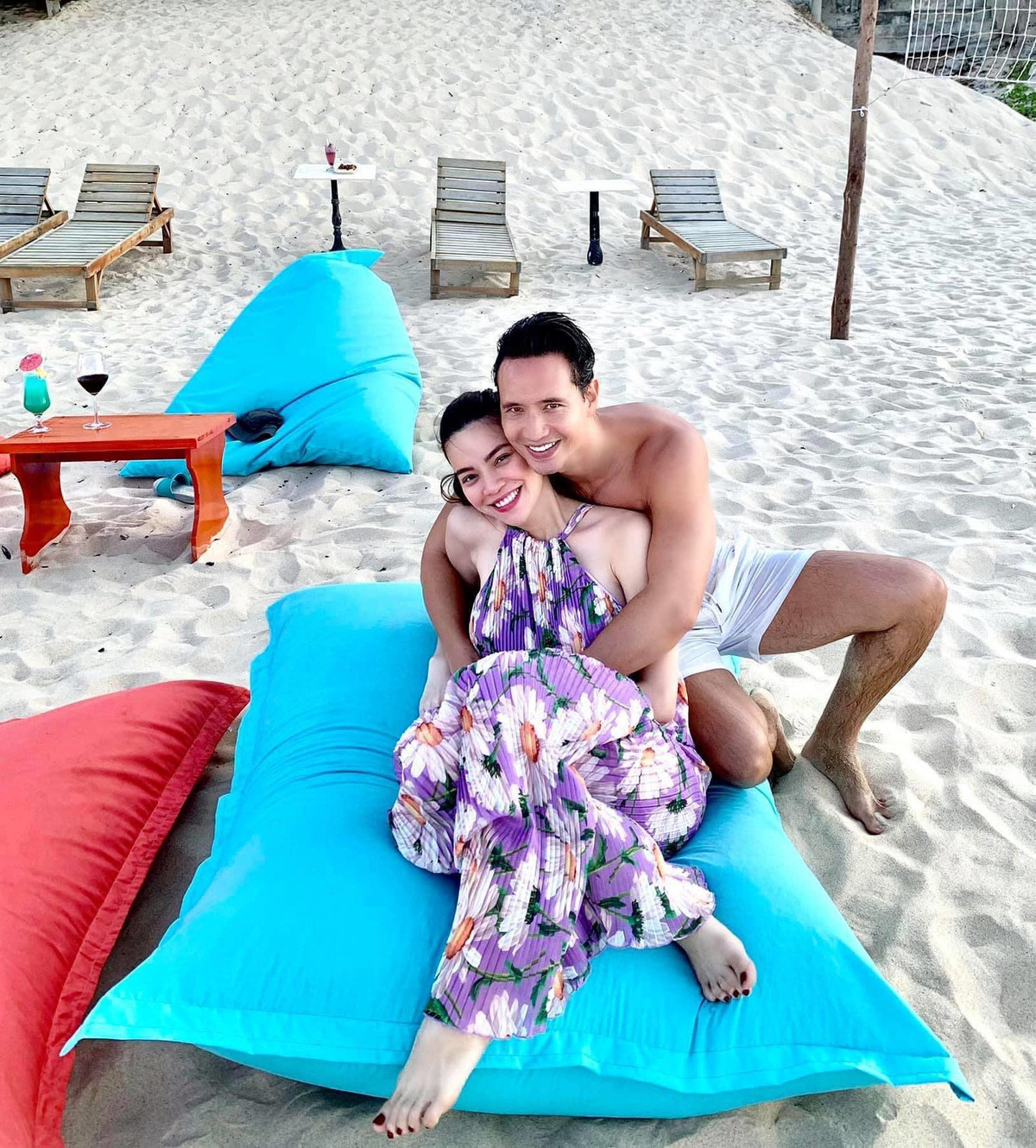 Cô âm thầm thể hiện tin vui trên mạng xã hội và phong cách thời trang cũng thay đổi rõ rệt, trung thành với những thiết kế váy dáng rộng đầy nữ tính để khéo léo "ngụy trang".