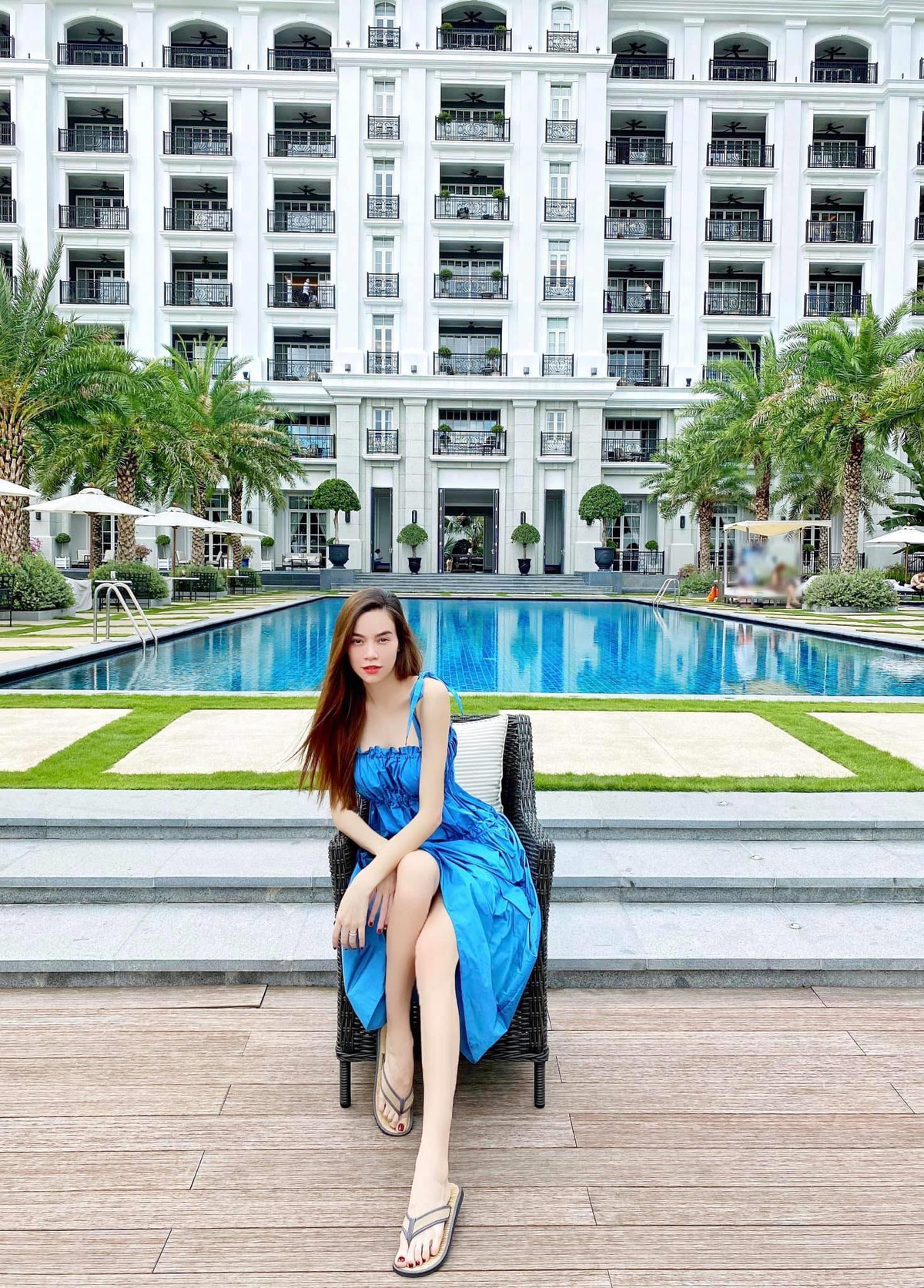 Chiếc váy xanh nổi bật che phần bụng cực tốt. Làn da trắng mịn màng của cô khiến chị em ghen tị vì quá đẹp.