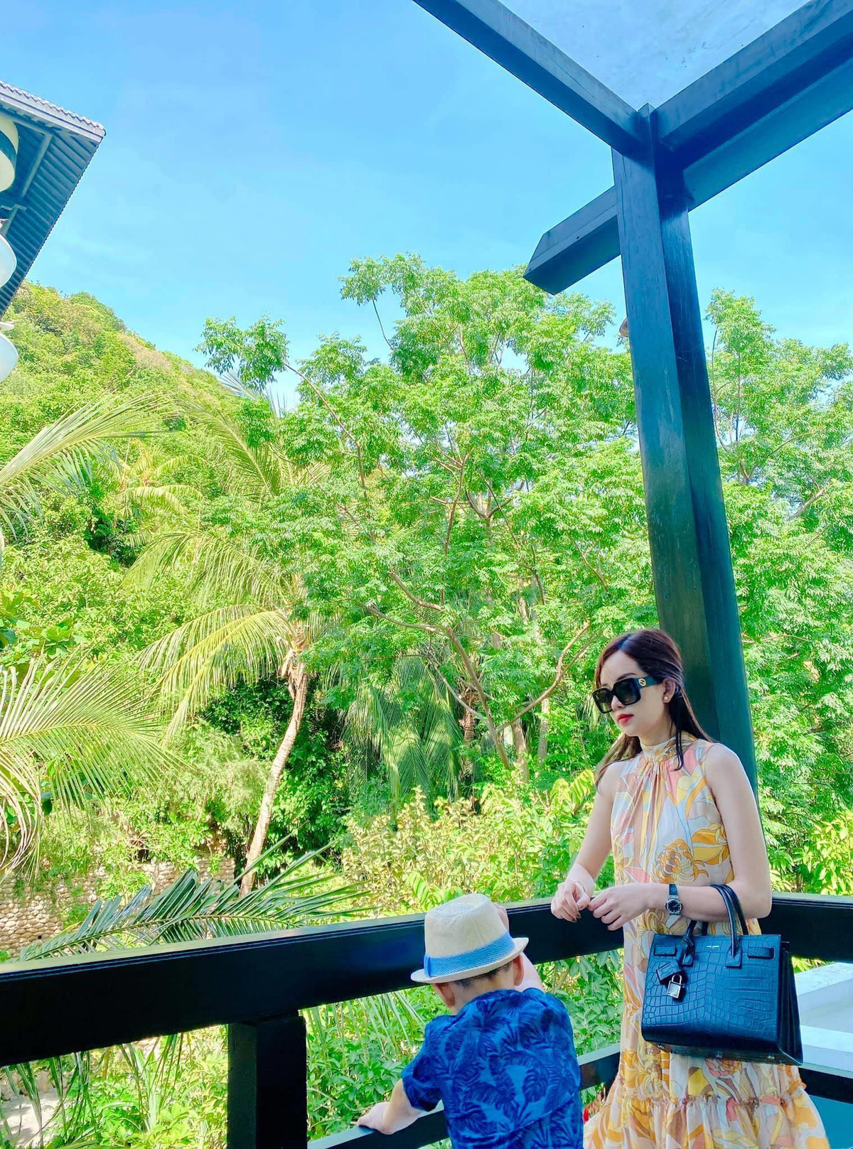 Khi đi du lịch, cô nàng lựa chọn những bộ váy màu sắc nổi bật, cực "hoa lá cành".