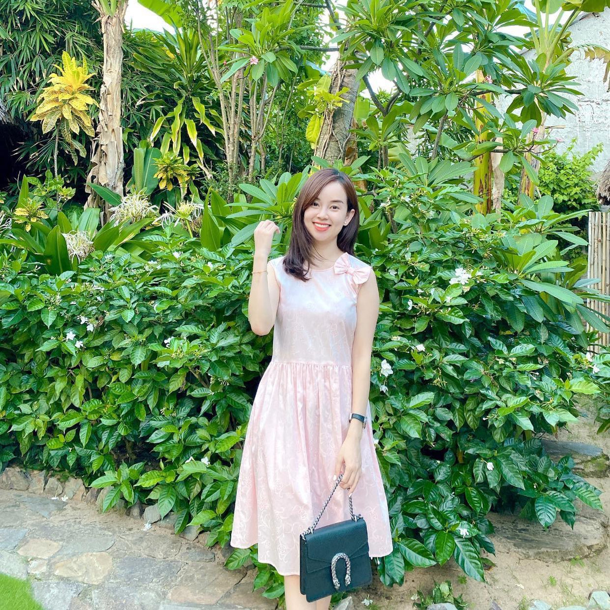 Khác với những bà mẹ nổi tiếng khác trong showbiz chọn phong cách sexy thì Ly Kute trung thành với những bộ váy sang trọng, nữ tính.