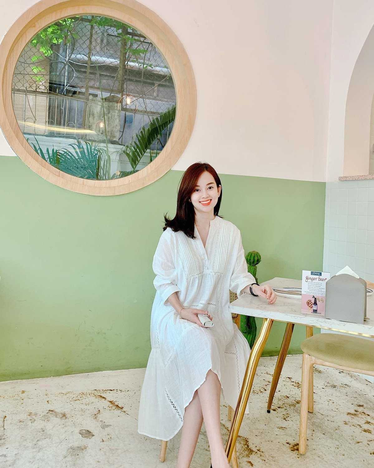 Những chiếc váy thướt tha đậm chất bánh bèo giúp cô trẻ hơn rất nhiều.