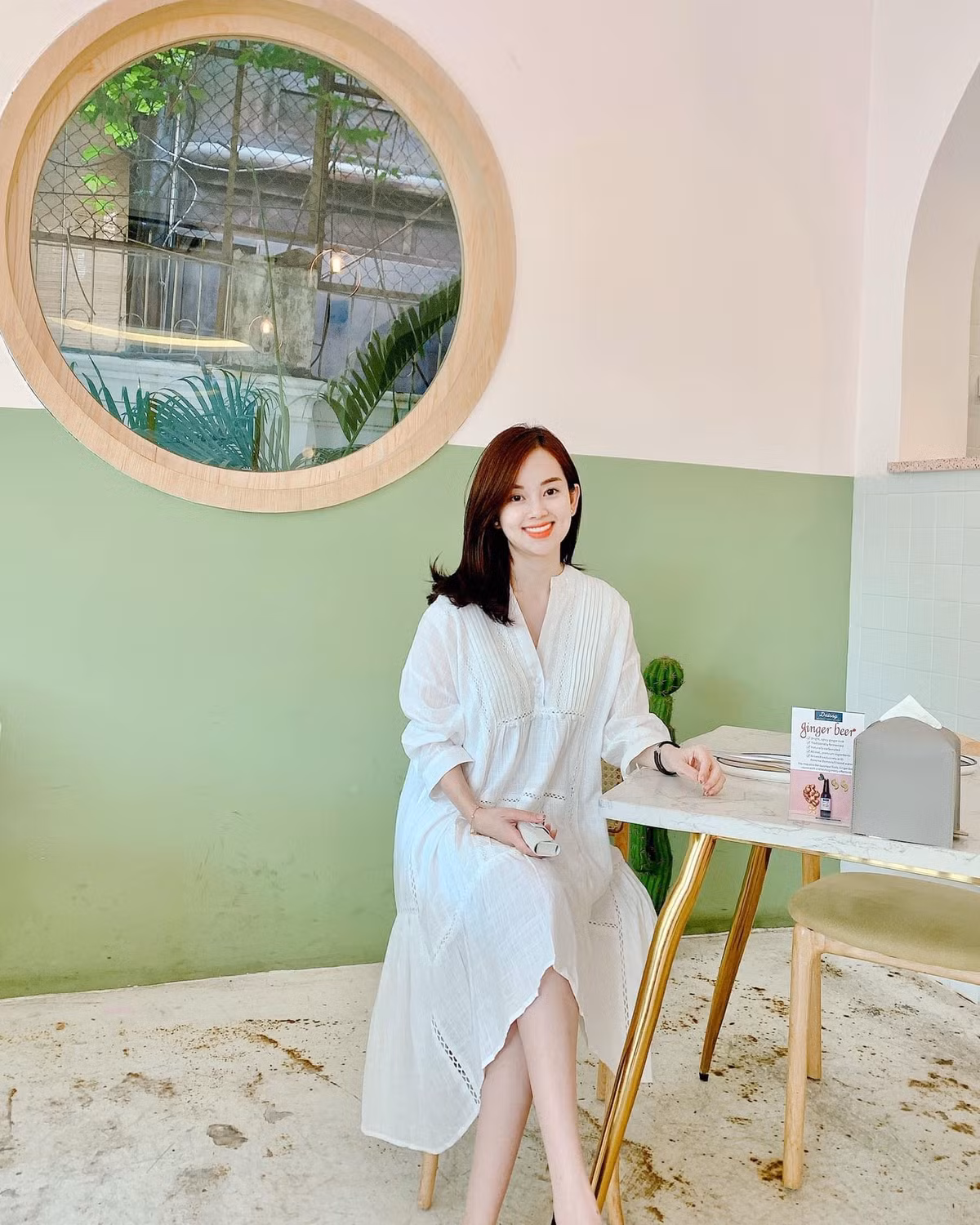 Những chiếc váy thướt tha đậm chất bánh bèo giúp cô trẻ hơn rất nhiều.