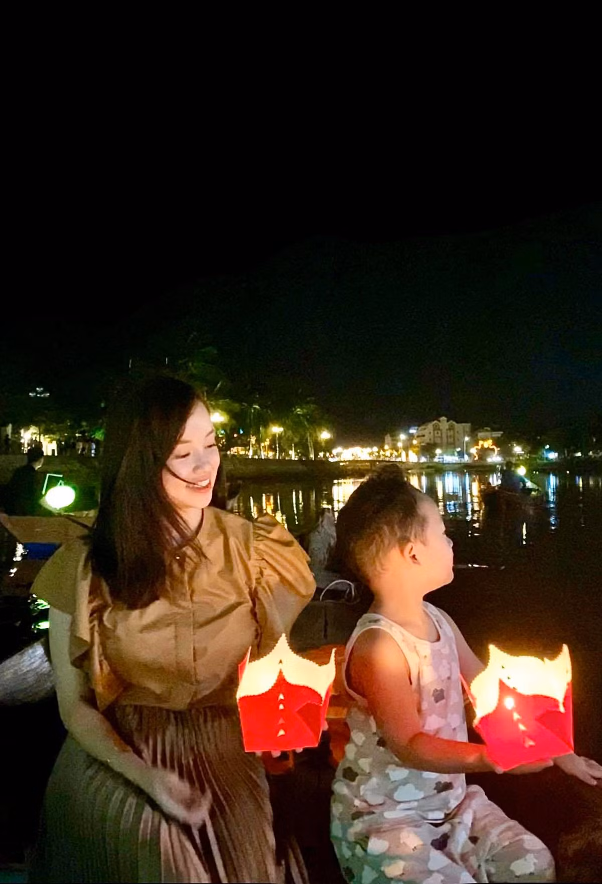 5 năm sau scandal với Mạc Hồng Quân, Ly Kute có cuộc sống hạnh phúc bên con trai. Cư dân mạng hết lời khen ngợi nàng single mom vừa khéo chăm con vừa kiếm tiền giỏi.