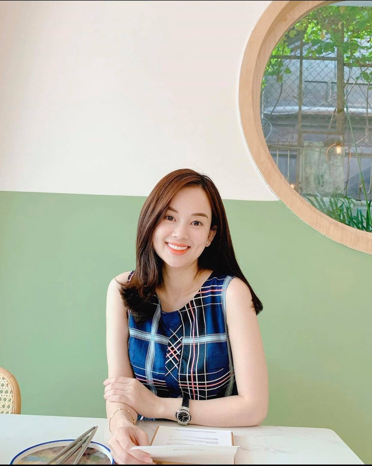 Nụ cười má lúm đồng tiền đã trở thành thương hiệu của nàng hotgirl đình đám ngày nào.