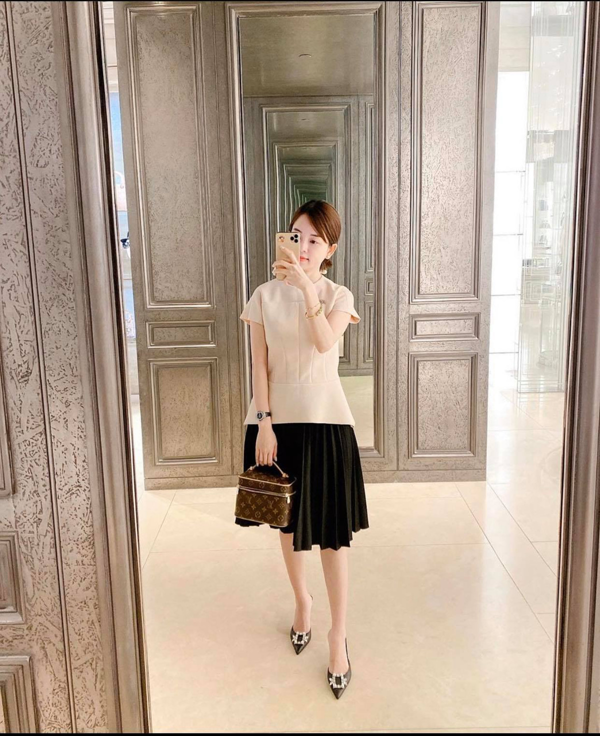 Ly Kute cũng là người chuộng đồ hiệu nổi tiếng của showbiz, cô sở hữu nhiều món phụ kiện, trang phục đắt đỏ.