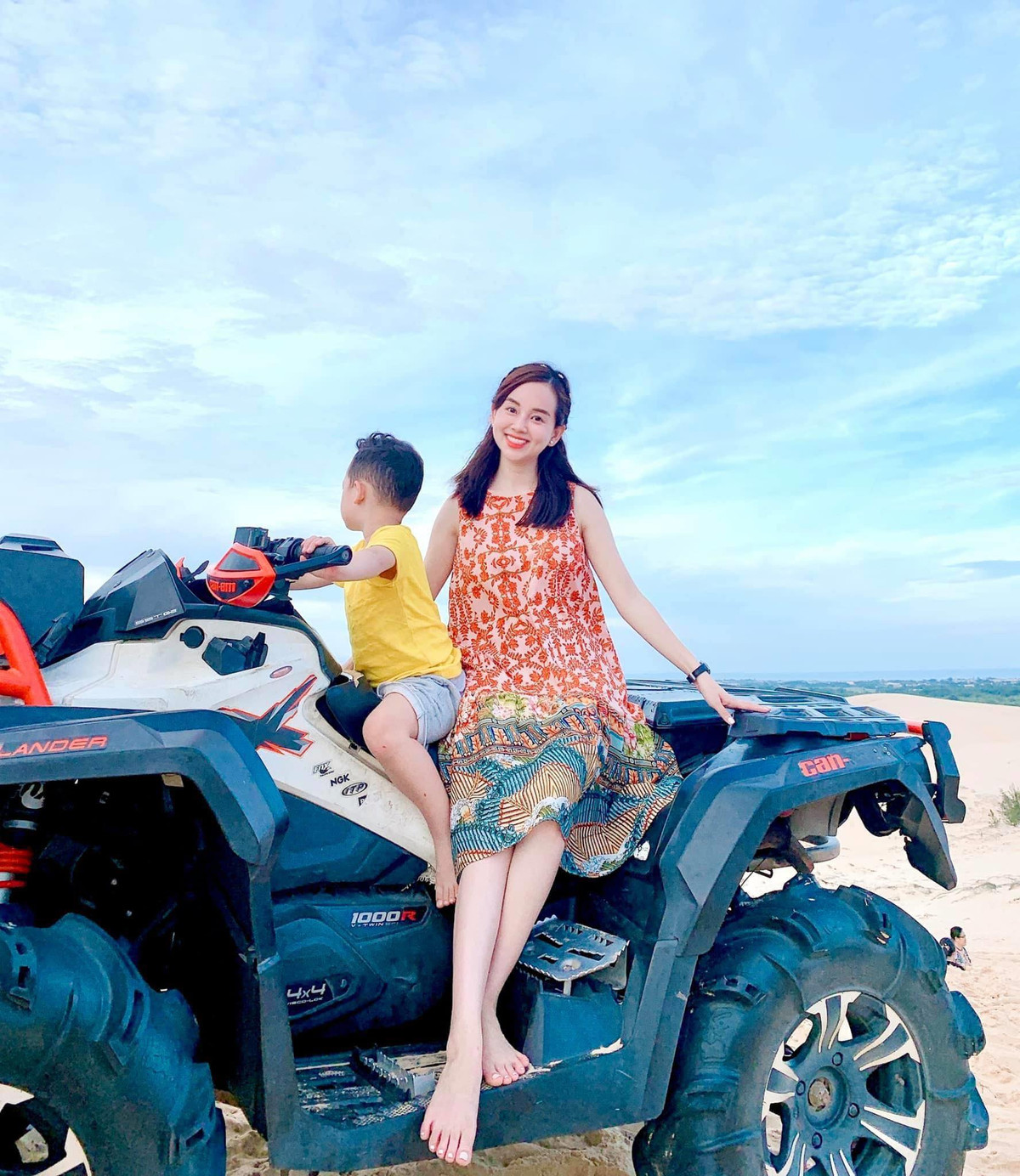 Ngoài nhan sắc trẻ trung như gái 18, gu thời trang đậm chất tiểu thư của nàng hot mom cũng khiến dân tình xuýt xoa.