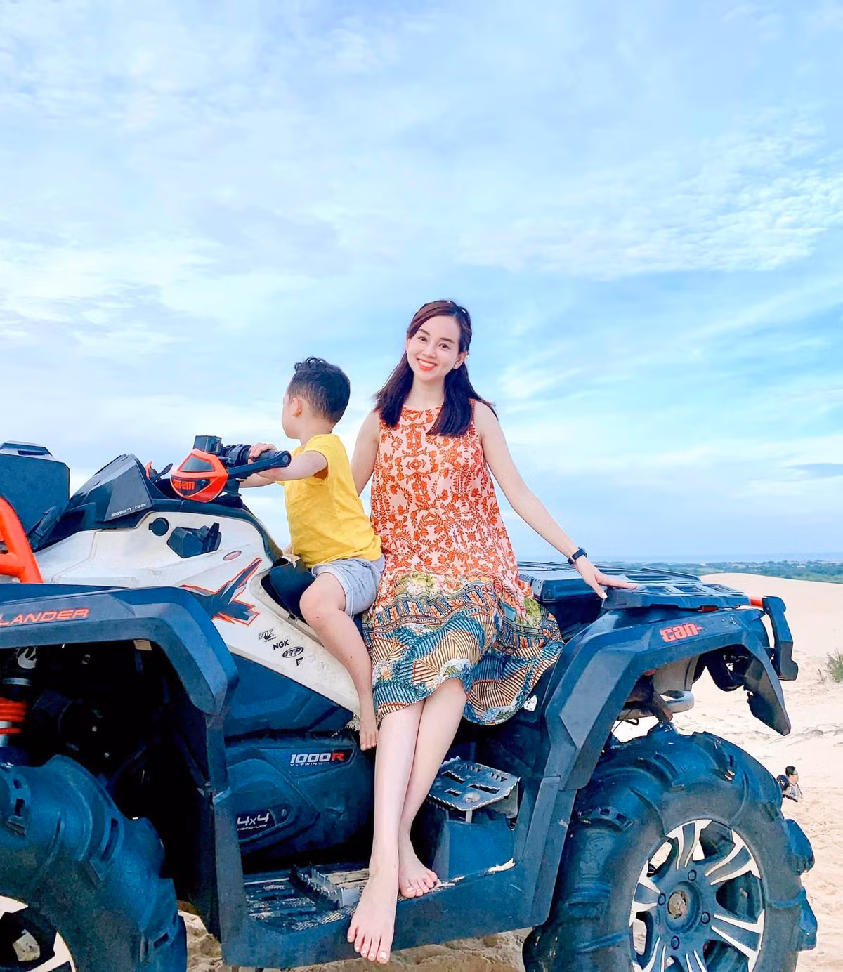 Ngoài nhan sắc trẻ trung như gái 18, gu thời trang đậm chất tiểu thư của nàng hot mom cũng khiến dân tình xuýt xoa.