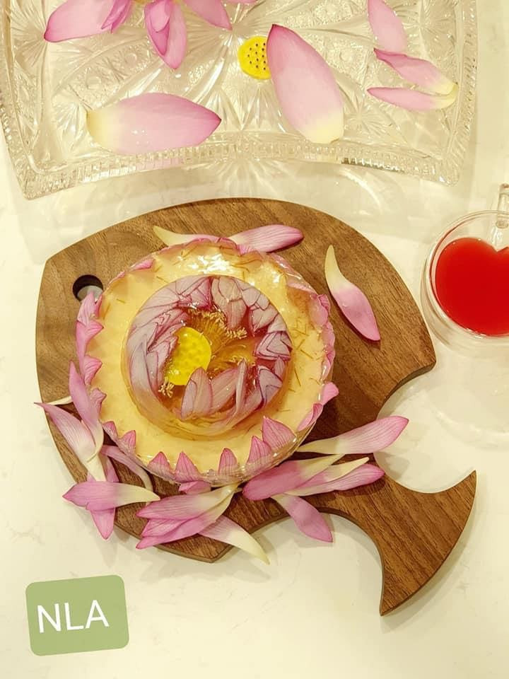 Bánh hoa sen cầu kì, sáng tạo khiến ai cũng phải ngả mũ thán phục bởi độ khéo tay của chủ nhân.