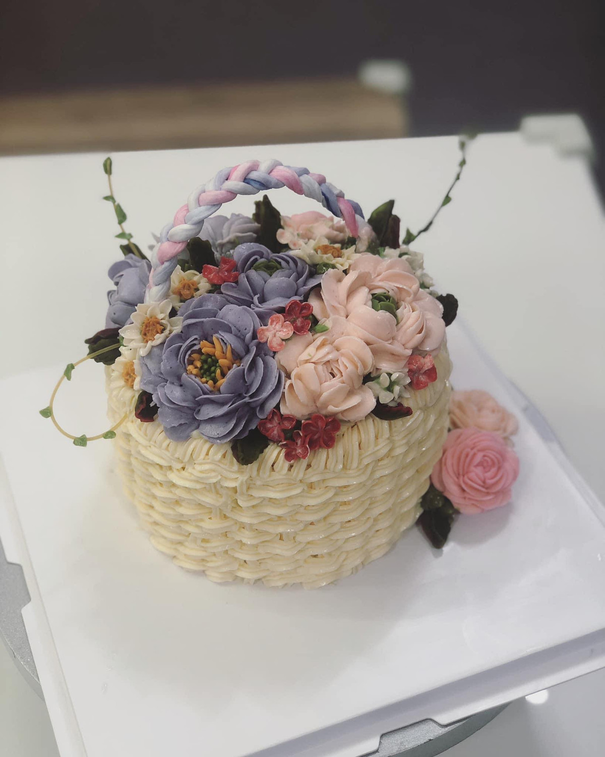 Bánh kem trang trí như giỏ hoa dễ thương ngọt ngào.