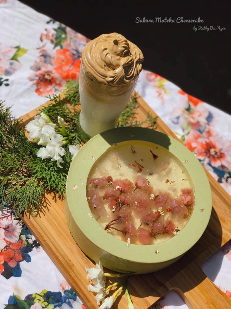 Chiếc bánh phomai hoa anh đào trông như chiếc hộp đựng thạch hoa anh đào tinh tế, sang trọng bất ngờ.