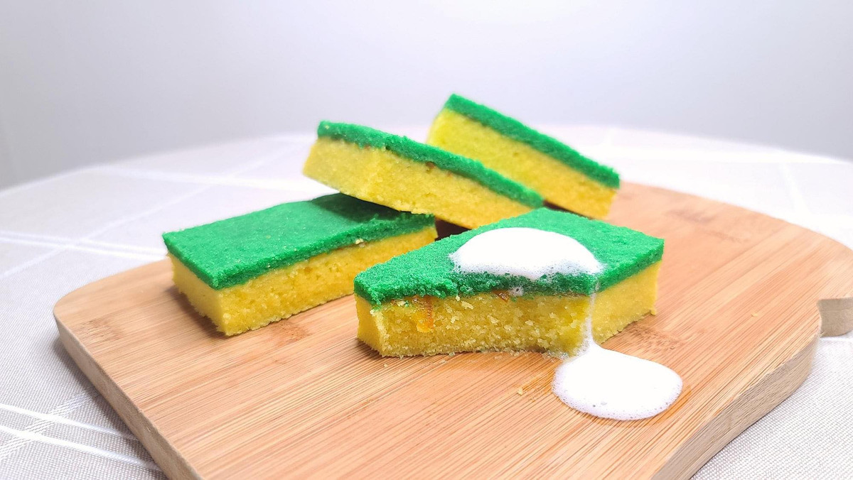 Chiếc bánh giả mút rửa bát sáng tạo kết hợp cùng sốt chanh giả bọt xà phòng độc đáo.