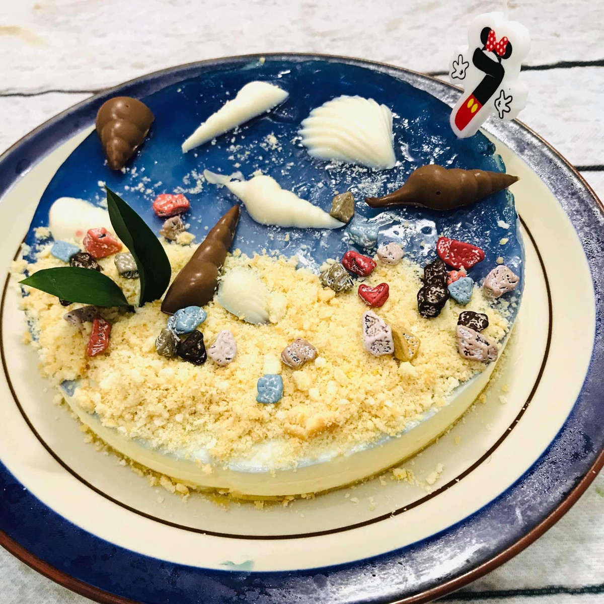 Thêm một phong cách trang trí bánh kem mang hơi hướng biển cả xanh ngắt.