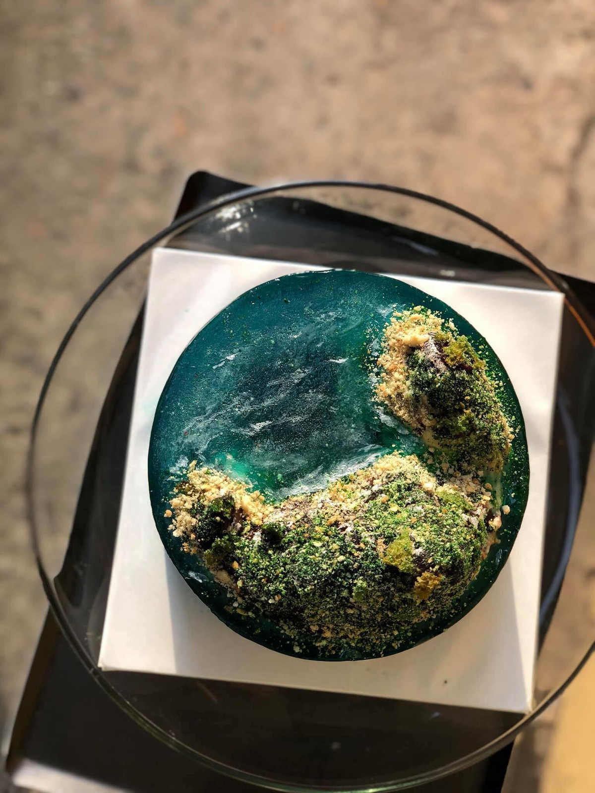 Cốt bánh được làm cẩn thận cùng phần trang trí sáng tạo, tỉ mỉ thực sự là một kiệt tác nghệ thuật không nỡ ăn.